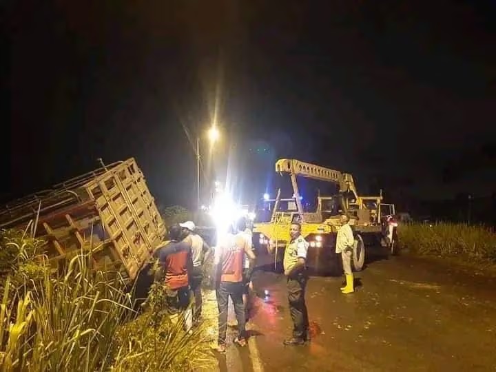 Dos policías en servicio activo murieron luego de sufrir un accidente de tránsito en la vía Quinindé-Esmeraldas.