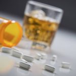 Beber alcohol cuando se toma ibuprofeno o paracetamol tiene riesgos para la salud