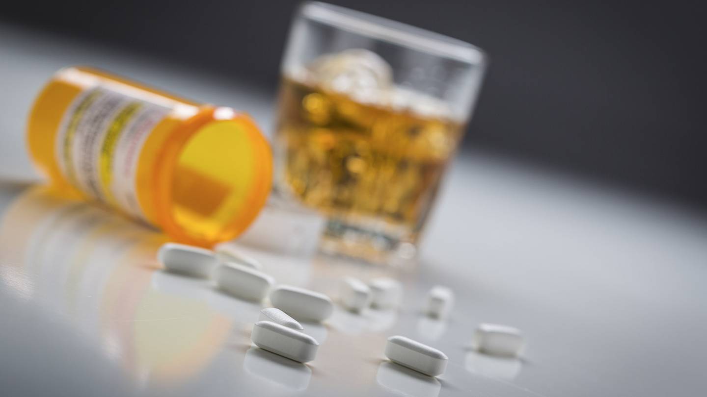 Beber alcohol cuando se toma ibuprofeno o paracetamol tiene riesgos para la salud