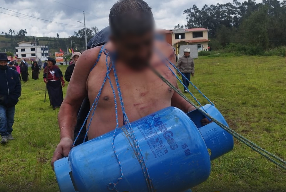 Dos cilindros de gas le fueron amarrados a un hombre, en la espalda y en el pecho, y lo obligaron a caminar.