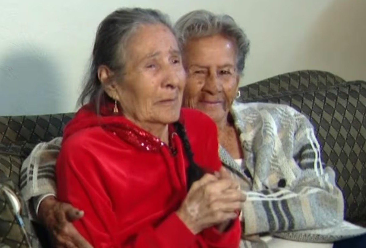 Después de 81 años de estar separadas, unas gemelas lograron reunirse y expresaron sentir una conexión única.