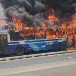 Un bus de la Metrovía, de Guayaquil, se incendió afuera de la estación Mall del Sur, en la avenida 25 de Julio.