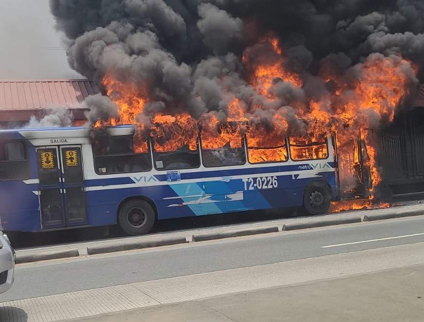 Un bus de la Metrovía, de Guayaquil, se incendió afuera de la estación Mall del Sur, en la avenida 25 de Julio.