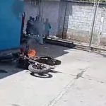 Un hombre quemó su moto para evitar que agentes de tránsito se la lleven retenida