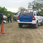 A un costado de una carretera rural, en el cantón Montecristi, se encontró el cuerpo sin vida de una persona.