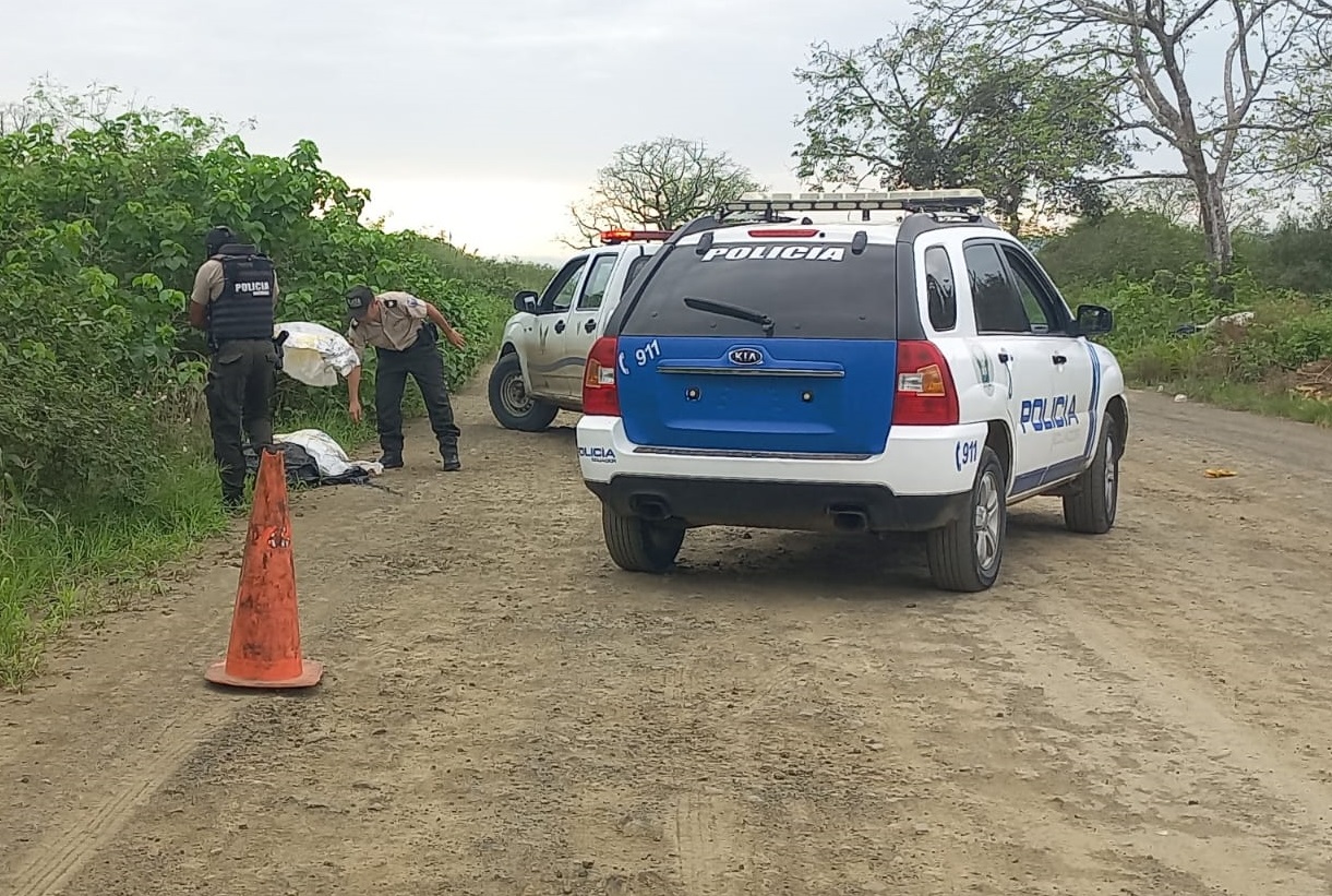 A un costado de una carretera rural, en el cantón Montecristi, se encontró el cuerpo sin vida de una persona.