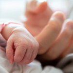 Abandonan a bebé de un mes de nacida tras accidente de tránsito