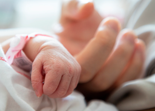 Abandonan a bebé de un mes de nacida tras accidente de tránsito