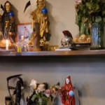 La foto de un policía junto a un altar de la Santa Muerte, en Los Ríos