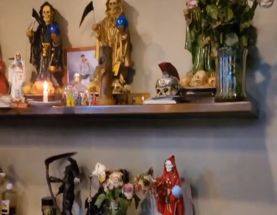 La foto de un policía junto a un altar de la Santa Muerte, en Los Ríos