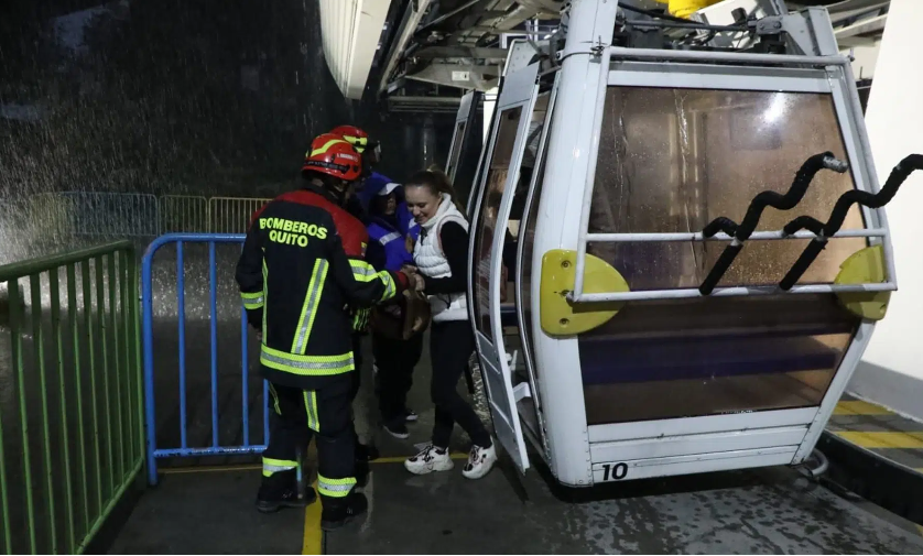 Varias personas atrapadas tras nuevo desperfecto en el Teleférico de Quito