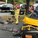 Accidente entre un tráiler y un bus escolar cobra la vida de un menor