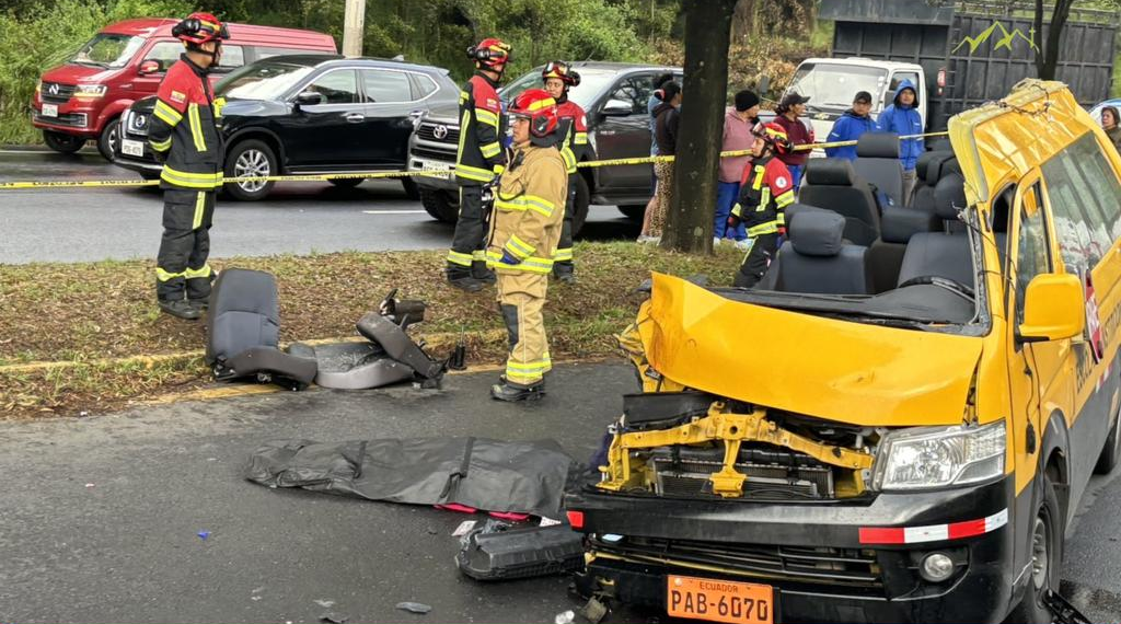 Accidente entre un tráiler y un bus escolar cobra la vida de un menor