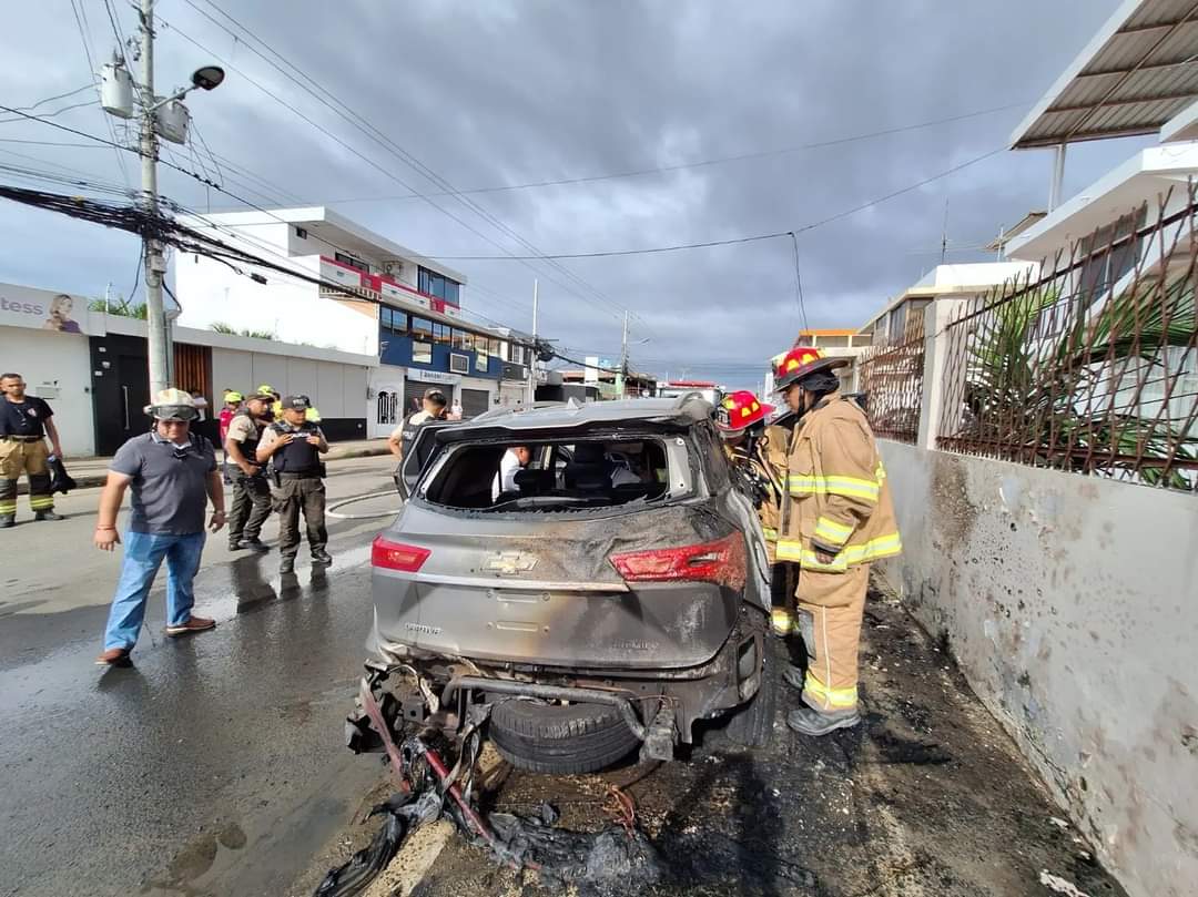 Queman en vehículo de una funcionaria, en la Ruta del Spondylus