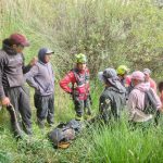 Dos personas murieron al caer a un abismo dentro de un carro.