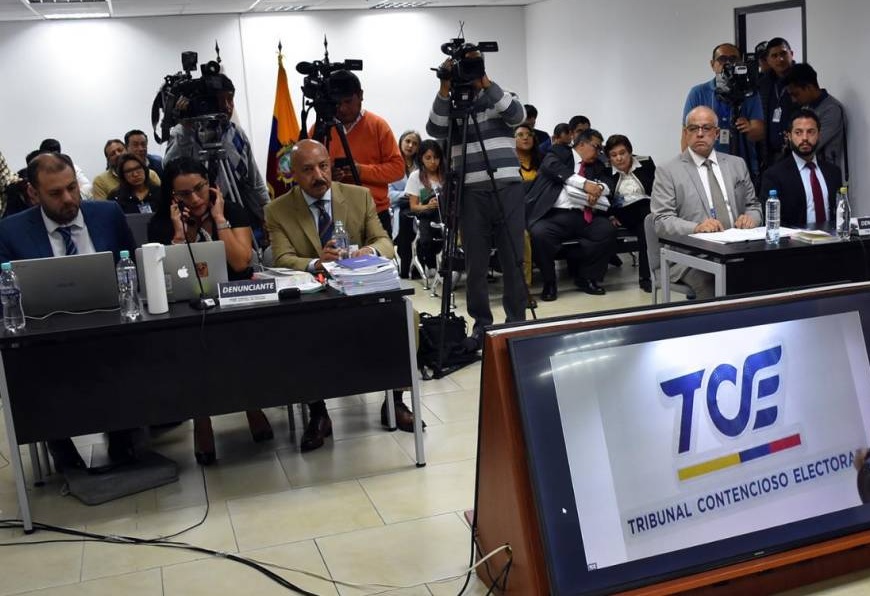 La audiencia por presunta infracción electoral contra el alcalde de Quito, Pabel Muñoz, se registró sin él, presente.