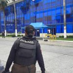 Custodios de un blindado de transporte de valores se enfrentaron a bala con un grupo de delincuentes en el norte de Guayaquil.