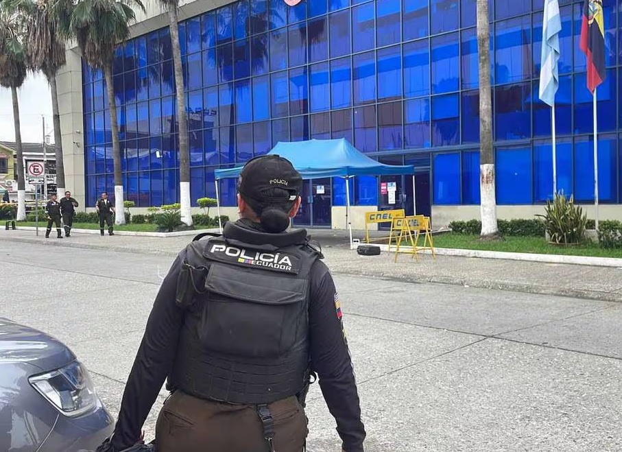 Custodios de un blindado de transporte de valores se enfrentaron a bala con un grupo de delincuentes en el norte de Guayaquil.