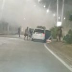 Delincuentes les prendieron fuego a dos vehículos que estaban estacionados afuera de una vivienda en Bahía de Caráquez.