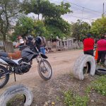 Dos hombres que disfrutaban de un partido en una cancha de vóley se convirtieron en el blanco de varios hombres armados.