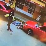 El asesinato de un hombre, en el barrio San Antonio, en Manta, quedó grabado por una cámara de video ubicada en el sector.
