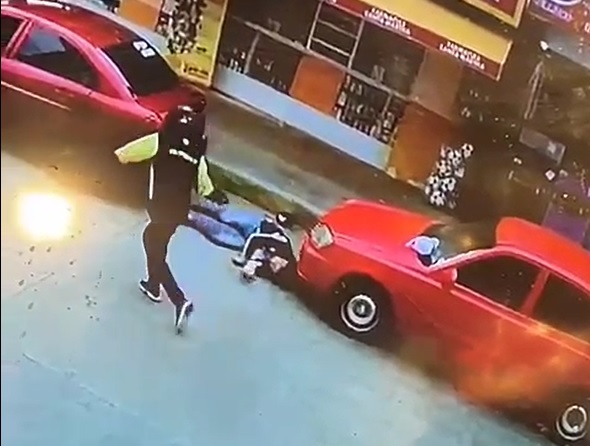 El asesinato de un hombre, en el barrio San Antonio, en Manta, quedó grabado por una cámara de video ubicada en el sector.