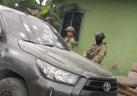 El blindaje de su camioneta doble cabina le salvó la vida a un hombre, quien es trabajador del puerto de Guayaquil.