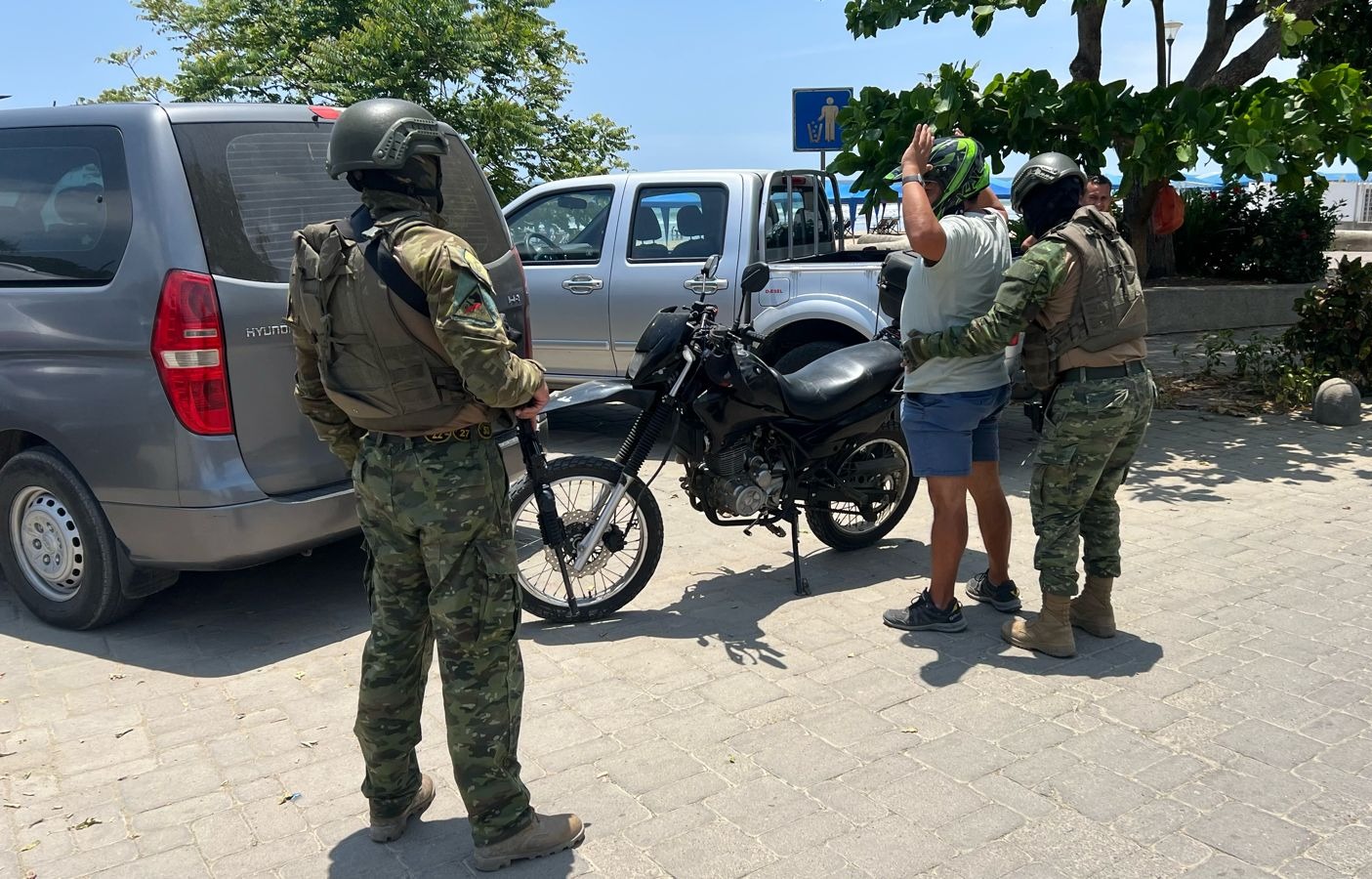 El cantón Puerto López, en el sur de la provincia de Manabí, fue militarizado tras el asesinato a bala de cinco personas.