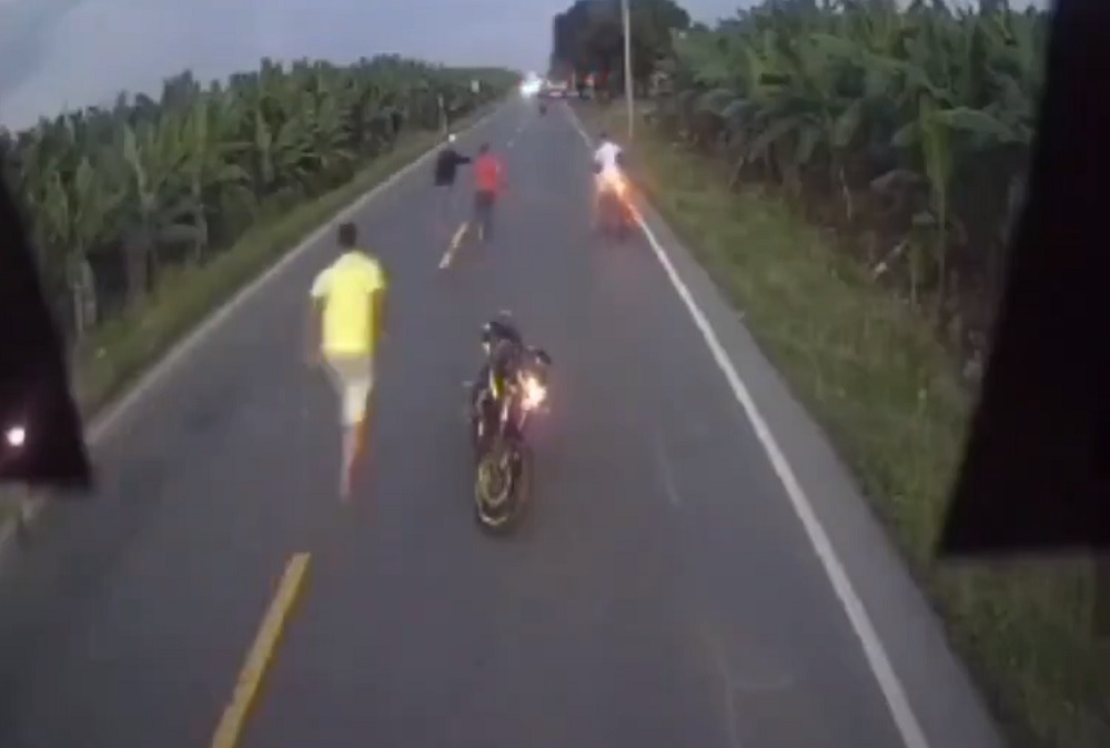 El chofer de un camión fue secuestrado en una carretera de la provincia del Guayas y todo quedó grabado.