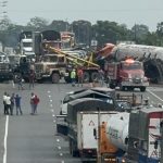 El choque frontal entre un camión y un tráiler dejó al menos siete personas heridas, entre ellas dos menores de edad.