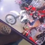 Delincuentes llegan con gasolina en una botella para robar una moto.