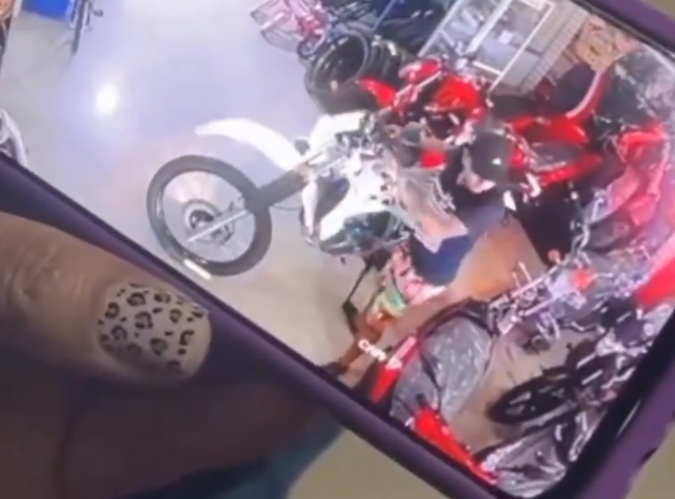 Delincuentes llegan con gasolina en una botella para robar una moto.