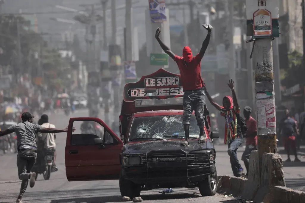 Bandas criminales haitianas lograron la liberación de más de 3.500 presos en dos cárceles de máxima seguridad de dicho país.