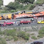 Un tráiler perdió los frenos mientras descendía por una cuesta en el Paso Lateral de Ambato, en la provincia de Tungurahua.