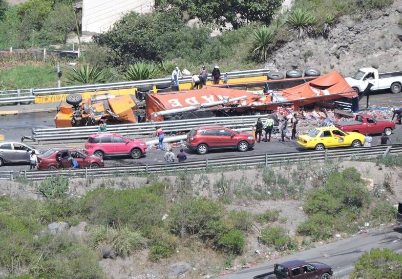 Un tráiler perdió los frenos mientras descendía por una cuesta en el Paso Lateral de Ambato, en la provincia de Tungurahua.