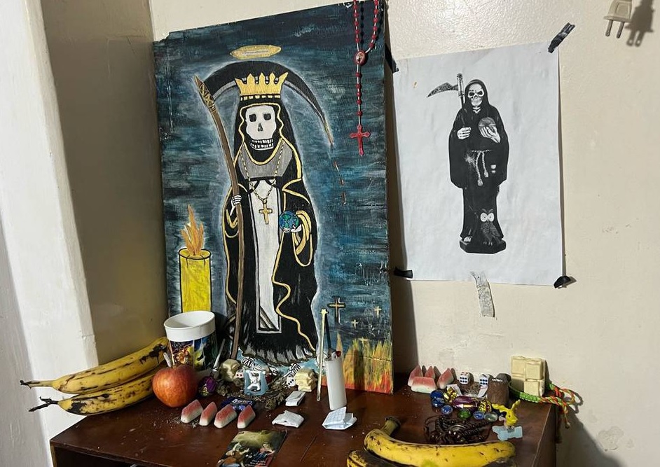 Un altar en honor a la Santa Muerte, encontraron policías y militares que realizaron un operativo en la cárcel de Jipijapa.