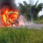 Un bus de la cooperativa Sucre terminó convertido en chatarra tras incendiarse en la vía Buena Fe-Santo Domingo, en la provincia de Los Ríos.