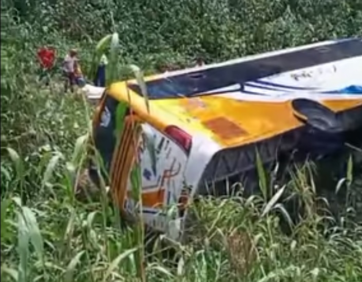 Un bus de transporte interprovincial de la cooperativa manabita Carlos Alberto Aray cayó al abismo en la vía Alóag-Santo Domingo.