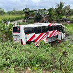Un bus perteneciente a la cooperativa Reina del Camino sufrió un accidente de tránsito en la vía Tosagua-Chone.