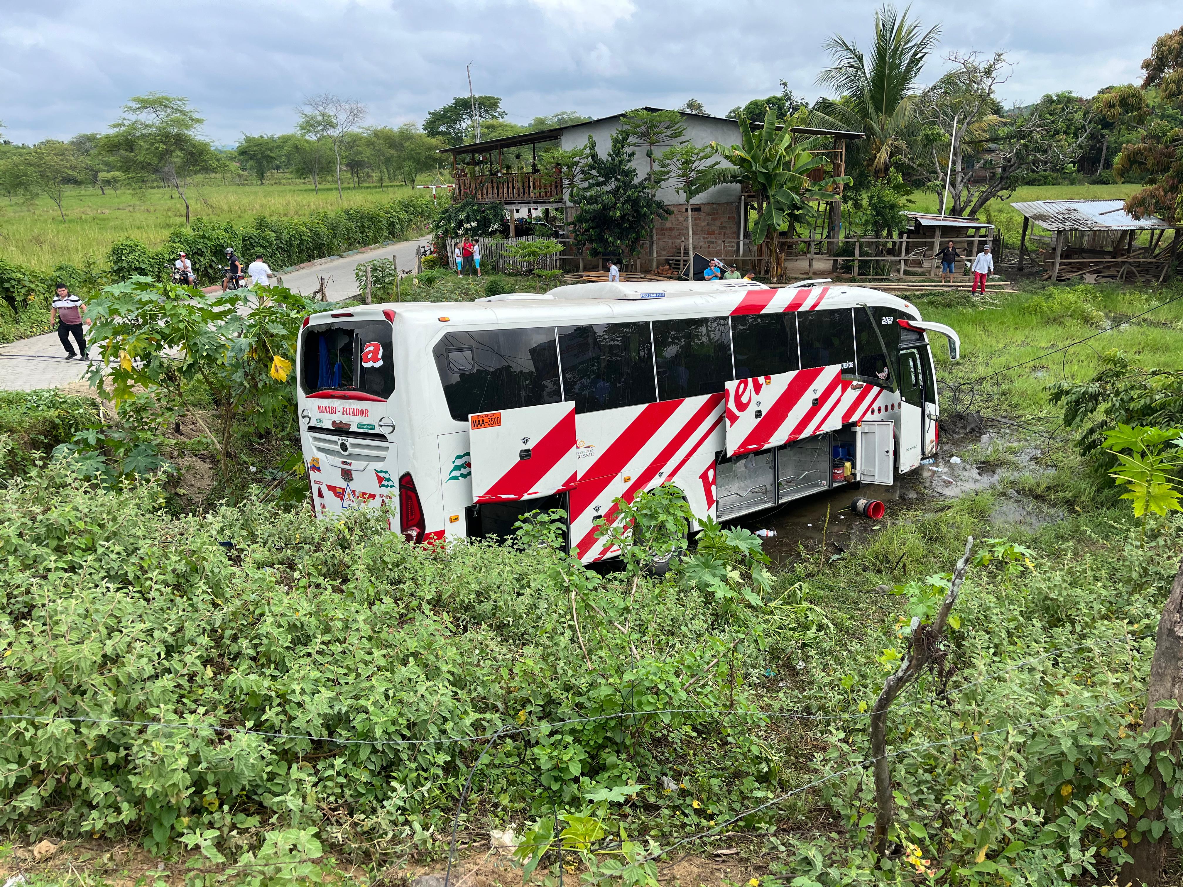 Un bus perteneciente a la cooperativa Reina del Camino sufrió un accidente de tránsito en la vía Tosagua-Chone.