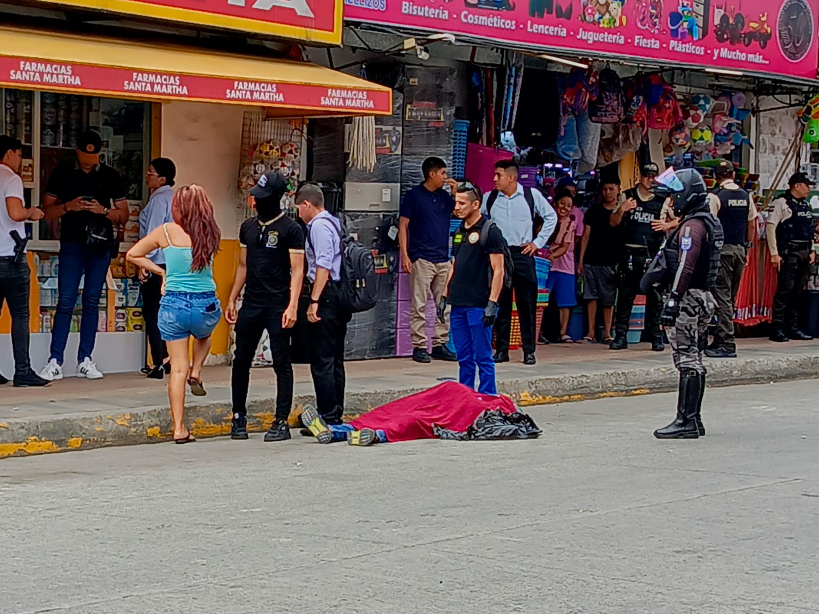 Un sicario asesinó a un hombre en una de las zonas más comerciales de la ciudad de Manta, en la provincia de Manabí.