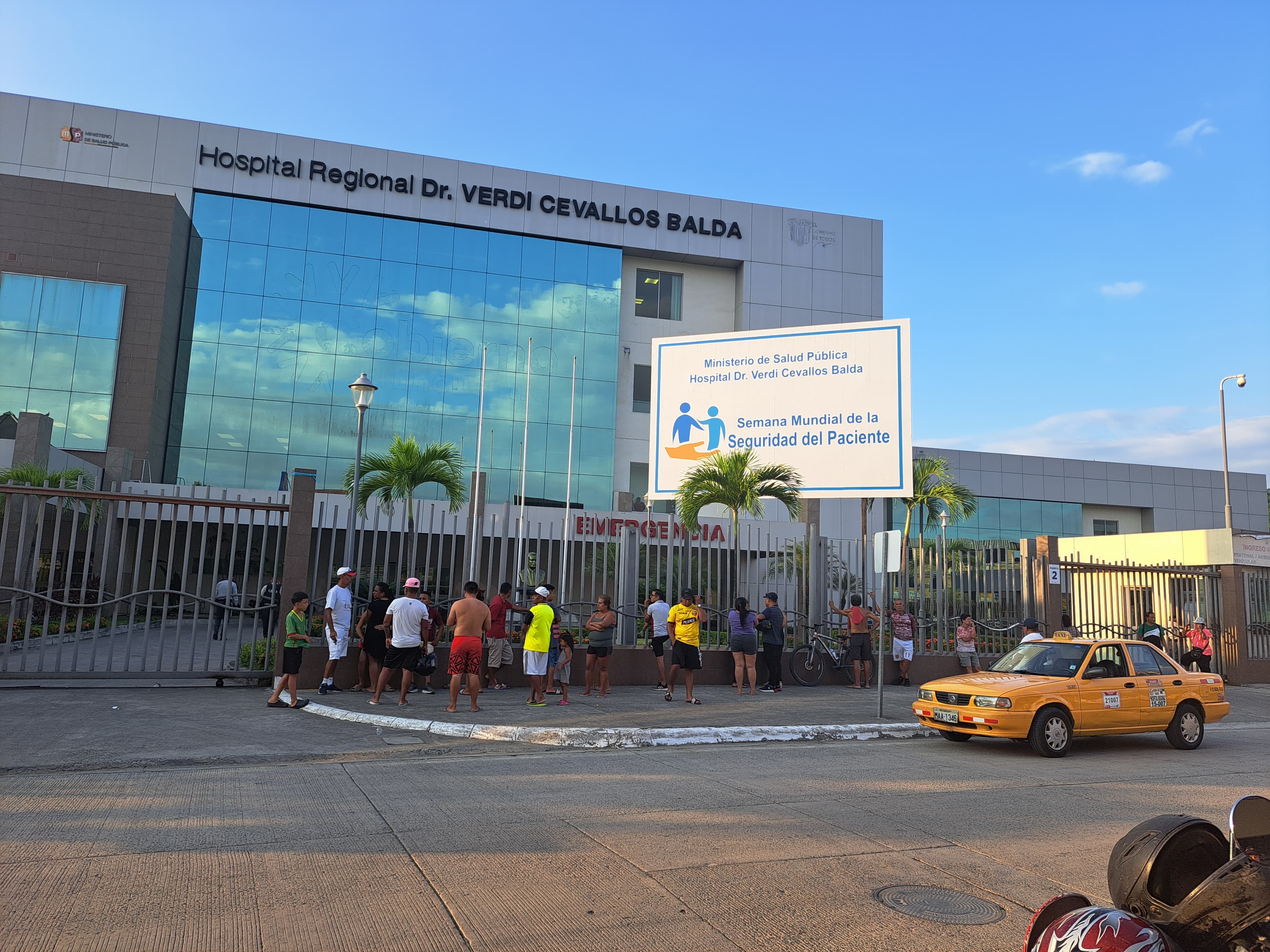 Un taxista que fue disparado en la ciudadela El Florón, de Portoviejo, murió en el hospital Verdi Cevallos Balda.