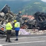 Un tráiler que transportaba gasolina estuvo a punto de ocasionar una tragedia en la vía Panamericana, en Otavalo.