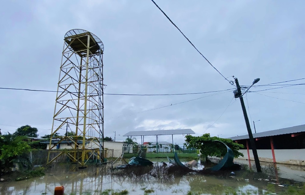 Vientos huracanados provocaron la caída de un tanque elevado en Babahoyo, Los Ríos.