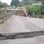 El oficial. La vía Alóag-Santo Domingo estará cerrada al tránsito vehicular casi dos meses debido al colapso de un puente.
