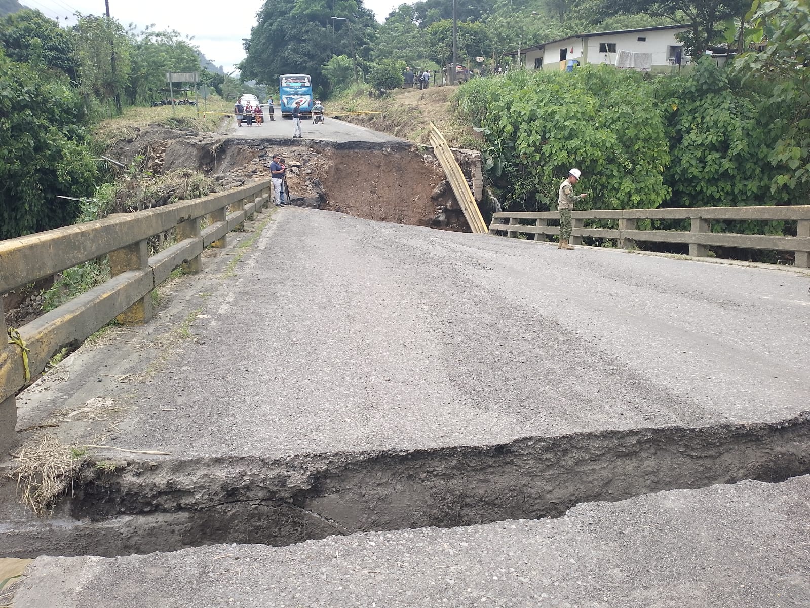 El oficial. La vía Alóag-Santo Domingo estará cerrada al tránsito vehicular casi dos meses debido al colapso de un puente.