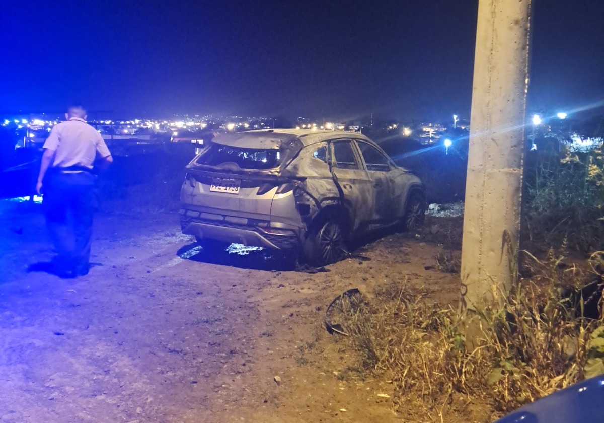 Cadáver en un carro incendiado.