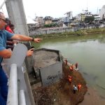 Delincuente se lanzó al río Quevedo.