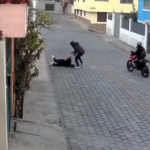 Delincuentes le roban, golpean y arrastran a una mujer, en Quito