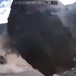 Cámara captó impresionante deslizamiento de rocas en Perú
